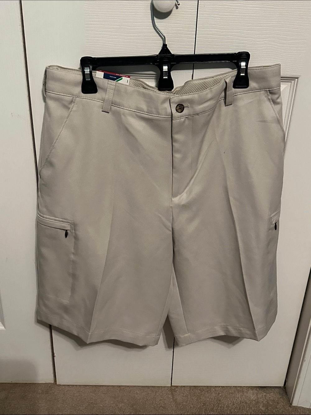 Izod Men's  Shorts in Light Tan.  Perfect for golf shorts